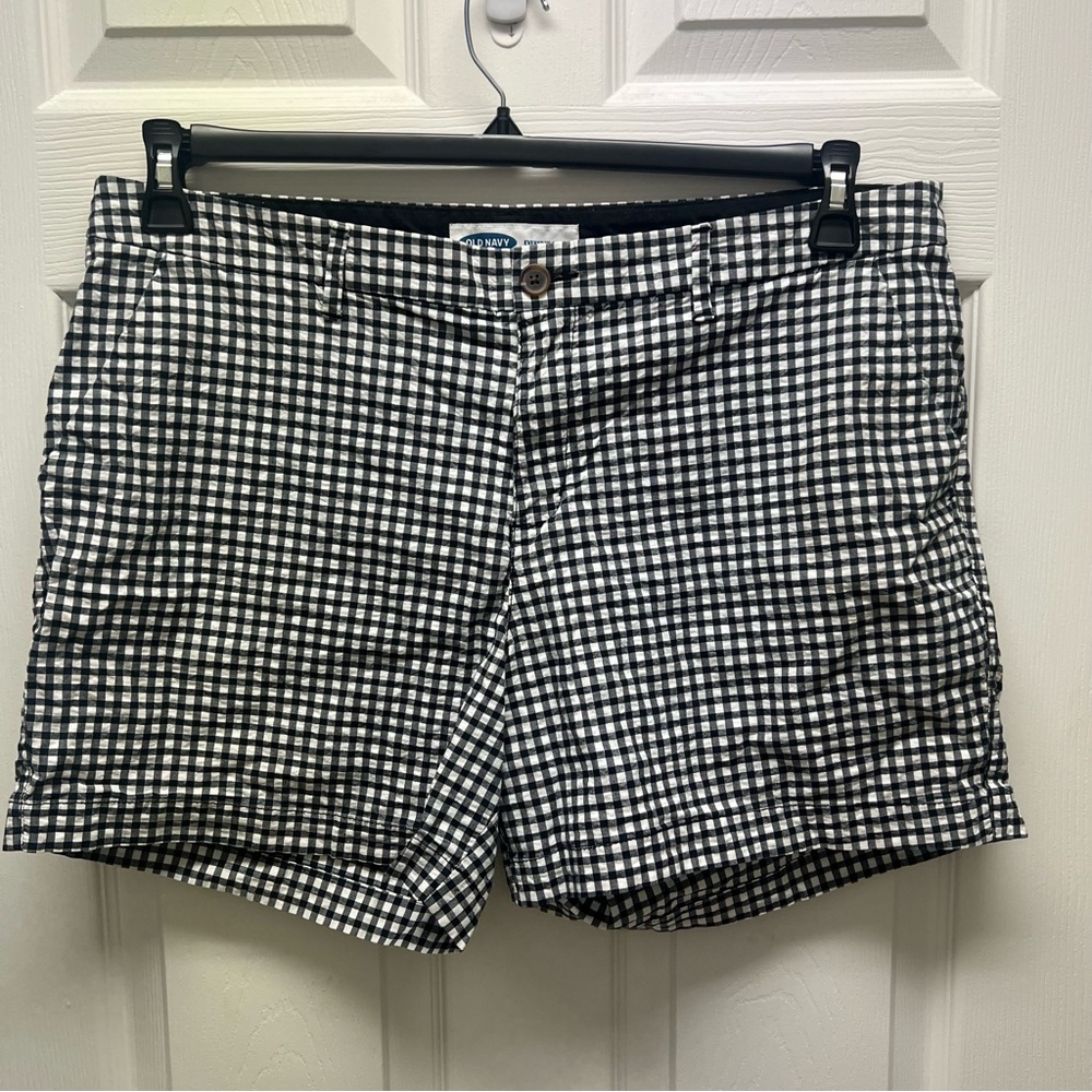 Old navy black and white everyday shorts size 16